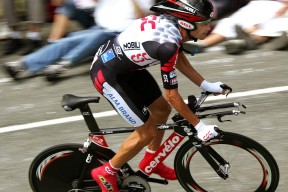 开云体育登录-猛龙硬仗与欧冠接管，跨越球场的硬核胜利哲学